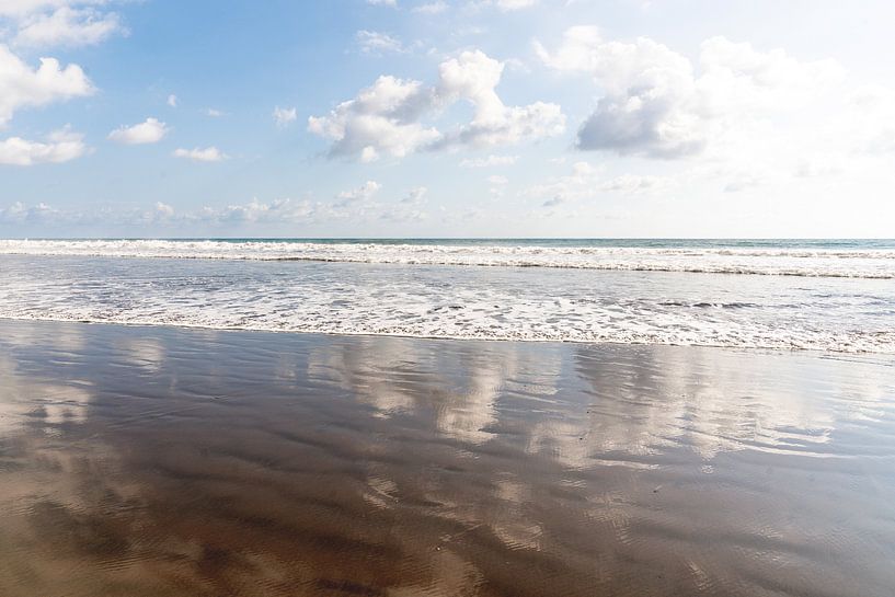 Spiegel der Meereswellen - Himmlische Reflektionen am Strand von Femke Ketelaar
