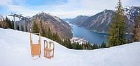 Twee houten sleeën bij het bergstation van Zwölferkopf Tirol van SusaZoom thumbnail