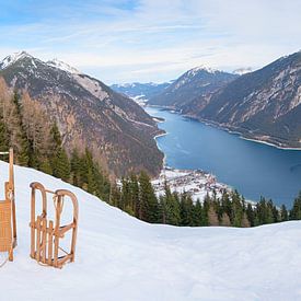 Twee houten sleeën bij het bergstation van Zwölferkopf Tirol van SusaZoom