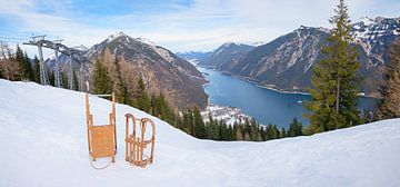 Twee houten sleeën bij het bergstation van Zwölferkopf Tirol van SusaZoom