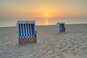 Strandstoelen in Rantum op Sylt bij zonsondergang van Michael Valjak