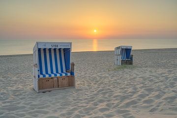 Strandstoelen in Rantum op Sylt bij zonsondergang