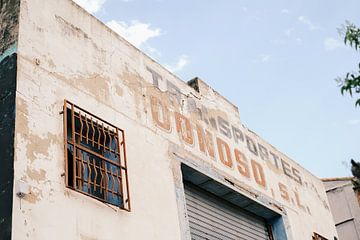 Reclame van oude garage in Valencia // Spanje // Reis- en Straatfotografie van Diana van Neck Photography