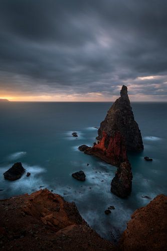 Zonsondergang met dreigende luchten op Madeira.