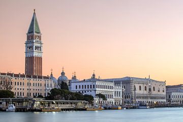 Venetië - Schilderachtige zonsopgang boven het San Marcoplein van t.ART