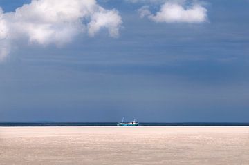 Bateau solitaire sur la mer des Wadden près de Texel sur Anita Hermans