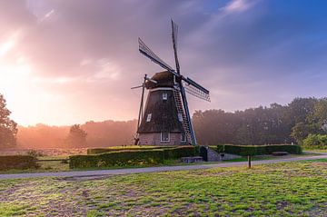 Zonsopkomst achter de Zandplatte molen, Ruinen, Nederland van Gijs Rijsdijk