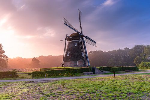Sonnenaufgang hinter der Zandplatte-Mühle, Ruinen, Niederlande