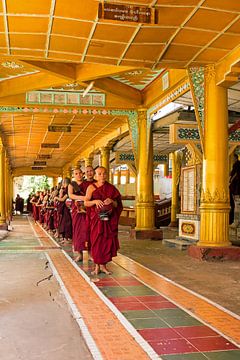 Mönche stehen Schlange, um in den Speisesaal des Klosters Kha Khat Waing Kyaung in Bago Myanmar zu g von Eye on You