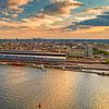 Amsterdamer Hauptbahnhof im Abendlicht. von Menno Schaefer