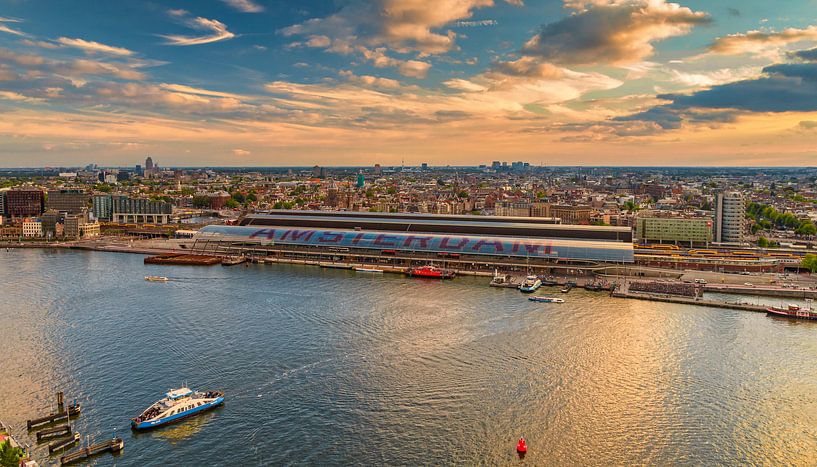 Amsterdam Centraal Station in avondlicht. van Menno Schaefer