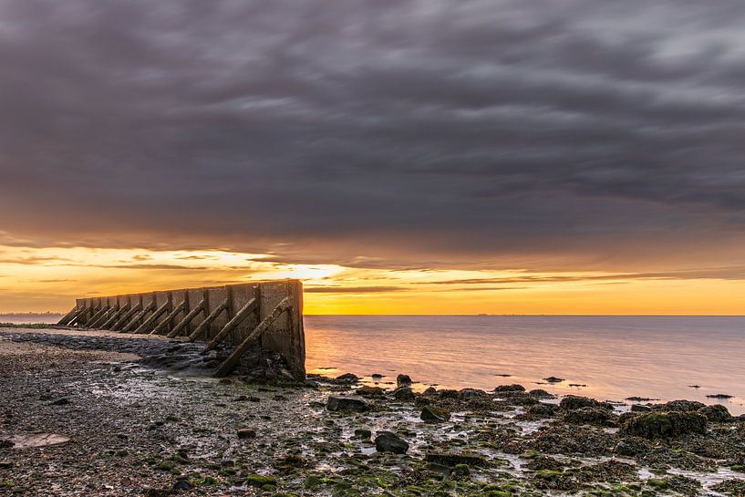 Goud aan de horizon boven de Waddenzee van Bram Lubbers