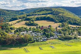 Landschap met bergen en vallei in Edertal Sauerland Duitsland