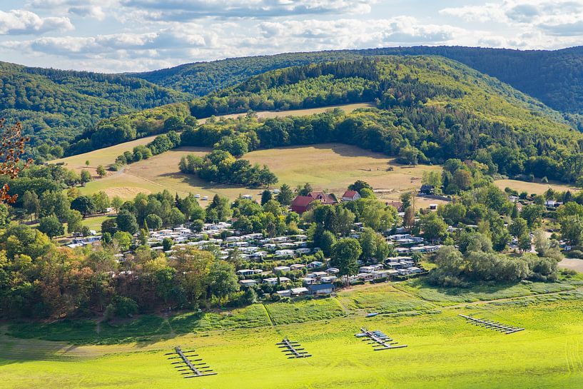 Landschaft mit Bergen und Tal in Edertal Sauerland Deutschland von Ben Schonewille