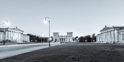 Königsplatz in München tijdens het blauwe uur - monochroom van Werner Dieterich