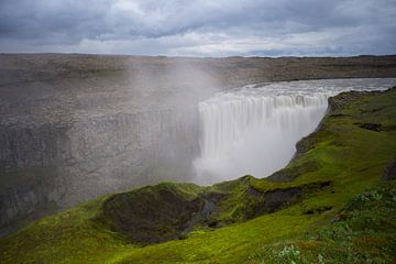 Island - Über dem gewaltigen Detifoss-Wasserfall hinter grünem Moos von adventure-photos