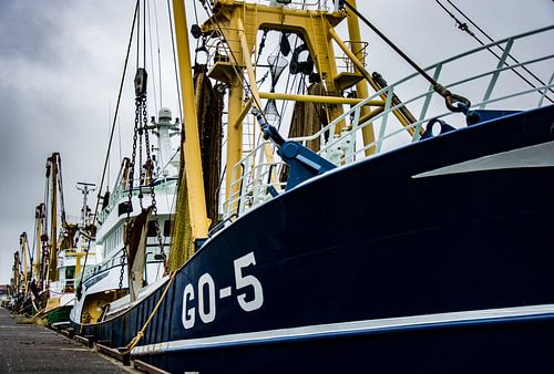 Schepen in de rauwe haven van IJmuiden.