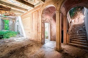 Verlaten Villa in Hevig Verval. van Roman Robroek - Foto's van Verlaten Gebouwen