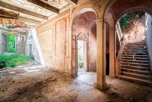 Villa abandonnée en état de délabrement avancé.