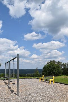 La cour de l'école en été sur Claude Laprise