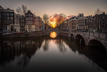 Dernier rayon de soleil à travers le Leidsegracht à Amsterdam.