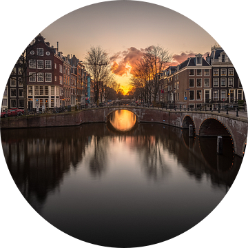 Laatste zonlicht door de Leidsegracht in Amsterdam van Dick Portegies
