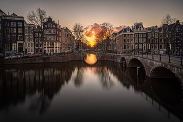 Laatste zonlicht door de Leidsegracht in Amsterdam