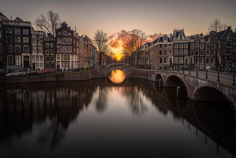 Letztes Sonnenlicht durch die Leidsegracht in Amsterdam von Dick Portegies