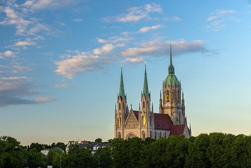 Kirche St Paul in München an der Thersienwiese im Sonnenunterga