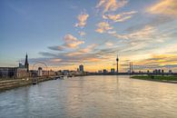 De skyline van Düsseldorf in de avond van Michael Valjak thumbnail