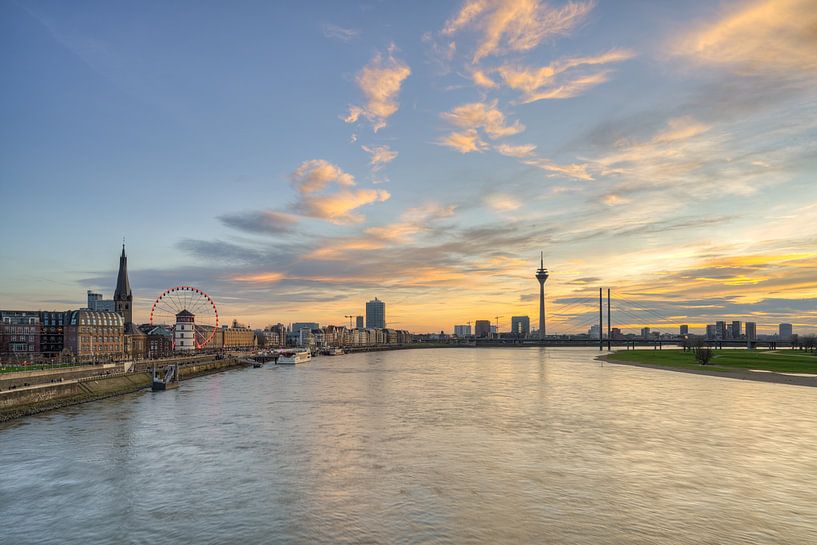 De skyline van Düsseldorf in de avond van Michael Valjak