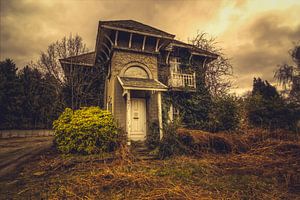 Maison envahie par la végétation