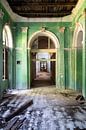 Verlassener Flur im Zerfall. von Roman Robroek – Fotos verlassener Gebäude Miniaturansicht