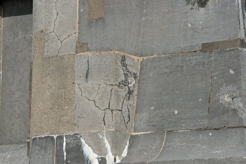 Close-up van een Franse gevel met grillige scheuren in diverse natuurtinten van Birgitte Bergman