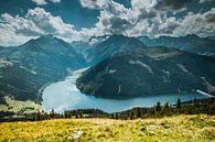 Uitzicht over bergdal van Stedom Fotografie thumbnail