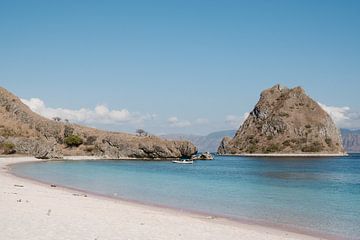 Pink Beach, Blue sky van Kaya de la Rambelje Photography