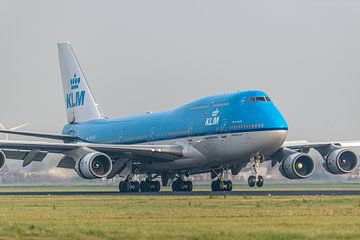 Geland! Een Boeing 747-400 van de KLM, (PH-BFI, City of Jakarta) heeft zijn landingsgestel op de Pol van Jaap van den Berg