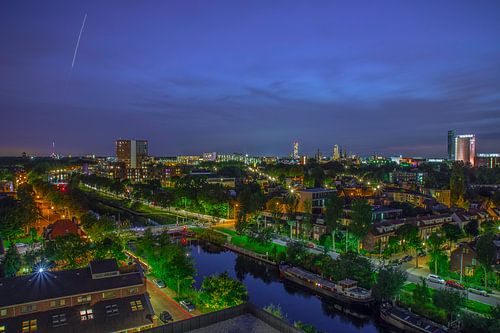 Skyline van Tilburg gezien vanuit Piushaven in de avond