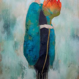 Vrouw met grote bloem in een blauwe tuinmantel – dromerig schilderij in zachte tinten van But First Framing