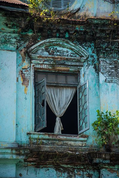 Ein schönes Fenster eines baufälligen Kolonistengebäudes in Myanmar von Francisca Snel