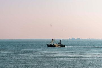 Eenzaamheid op Zee - Vissersboot bij Dageraad - Vlissingen van Femke Ketelaar