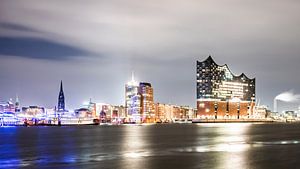 Hamburg mit Elbphilharmonie bei Nacht