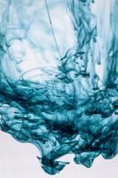 Blaue Tinte löst sich in Wasser auf