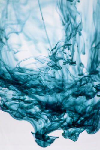 L'encre bleue se dissout dans l'eau