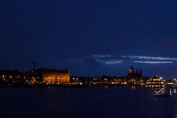 View at Amsterdam by Night van Piet van Rijswijk