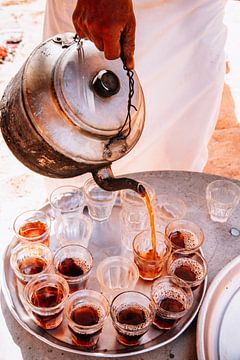 Boire du thé dans le désert en Égypte