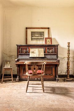 Verlaten piano in een boerderij - Portugal van Gentleman of Decay