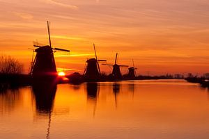 Windmolens te Kinderdijk bij zonsopkomst van Hille Bouma