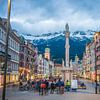 Innsbruck: Maria-Theresien-Straße mit Annasäule am Abend von t.ART