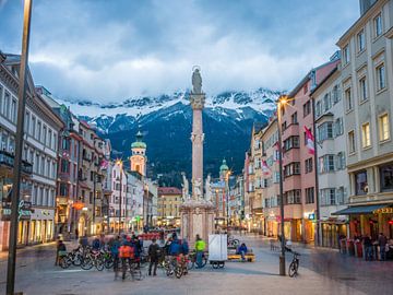 Innsbruck: Maria-Theresien-Straße mit Annasäule am Abend